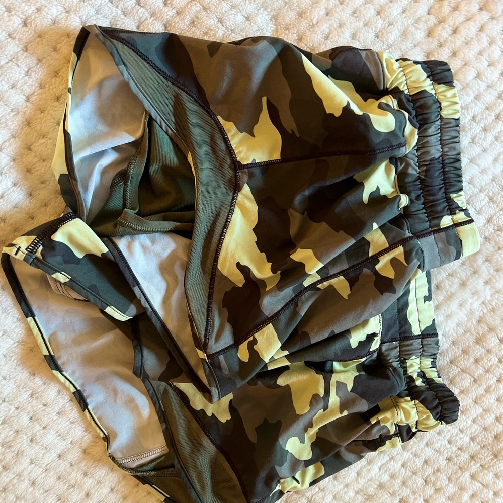 Size 10 2.5 inseam Hotty Hot Lululemon Shorts Women